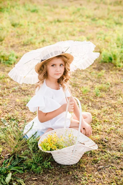 Ένα Ωραίο Κοριτσάκι Φως Μπούκλες Ένα Ψάθινο Καπέλο Ένα Λευκό — Φωτογραφία Αρχείου