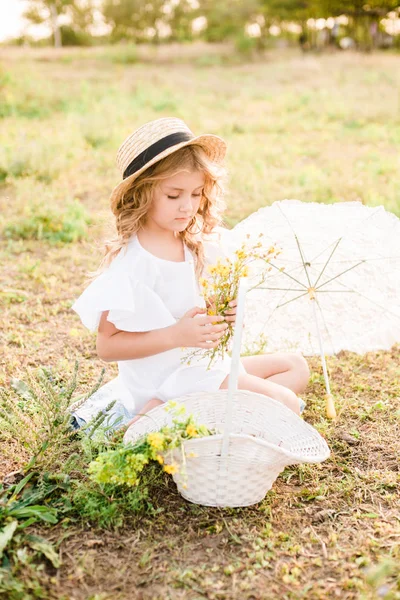 Uma Menina Agradável Com Cachos Leves Chapéu Palha Vestido Branco — Fotografia de Stock