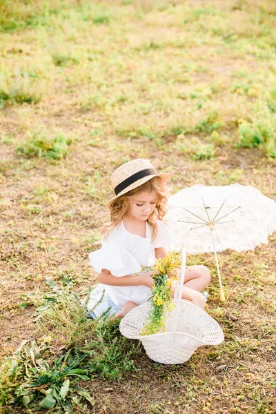 Uma Menina Agradável Com Cachos Leves Chapéu Palha Vestido Branco — Fotografia de Stock