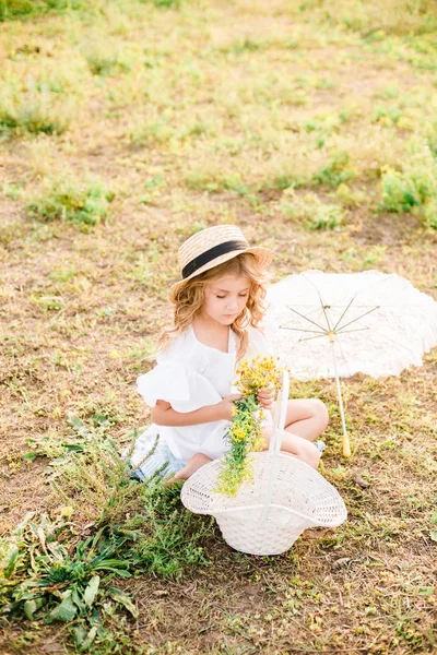 Trevlig Liten Flicka Med Ljus Lockar Stråhatt Vit Klänning Och — Stockfoto