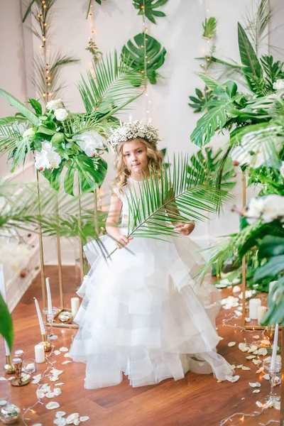 Menina Bonito Com Cabelo Encaracolado Loiro Vestido Noiva Branco Uma — Fotografia de Stock