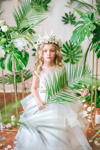 Roztomilá Holčička Kudrnatými Blond Vlasy Bílé Svatební Šaty Věnec Květin — Stock fotografie