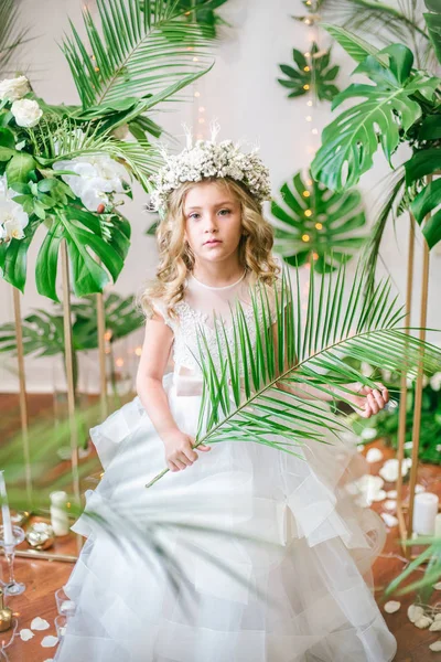 Roztomilá Holčička Kudrnatými Blond Vlasy Bílé Svatební Šaty Věnec Květin — Stock fotografie