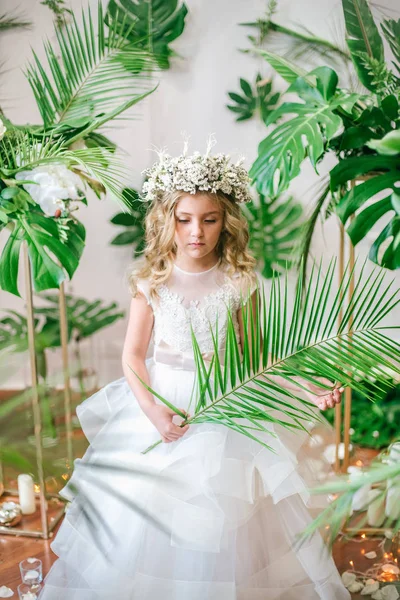 Ragazzina Carina Con Capelli Biondi Ricci Abito Sposa Bianco Una — Foto Stock