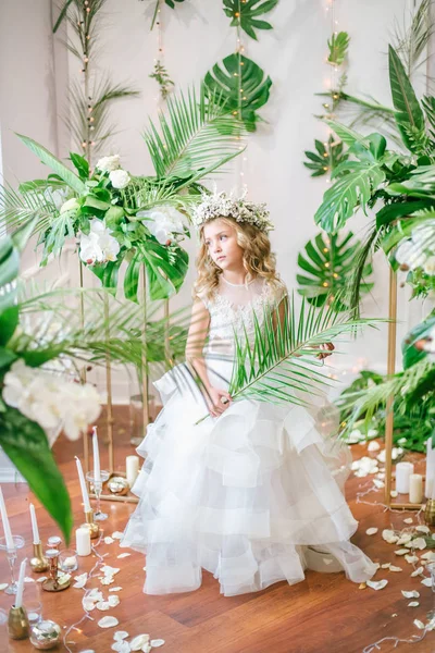 Menina Bonito Com Cabelo Encaracolado Loiro Vestido Noiva Branco Uma — Fotografia de Stock