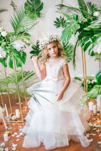 Nettes Kleines Mädchen Mit Blonden Lockigen Haaren Einem Weißen Hochzeitskleid — Stockfoto