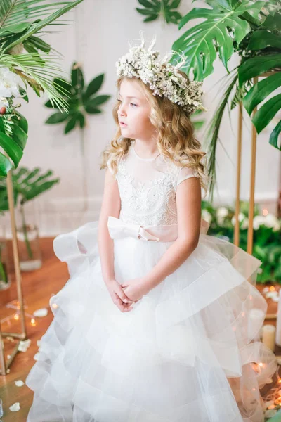 Linda Niña Con Pelo Rubio Rizado Vestido Novia Blanco Una —  Fotos de Stock