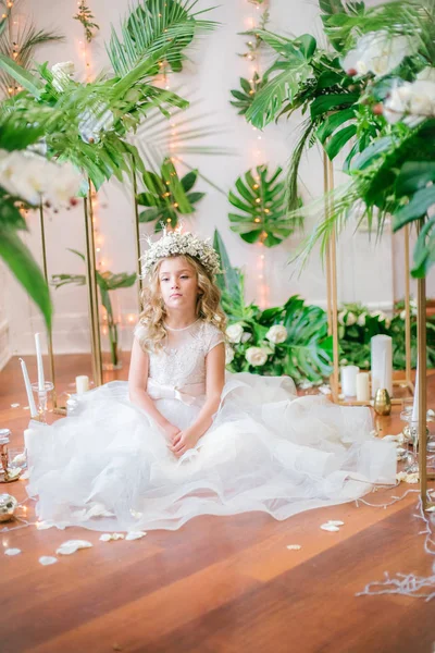 Linda Niña Con Pelo Rubio Rizado Vestido Novia Blanco Una —  Fotos de Stock