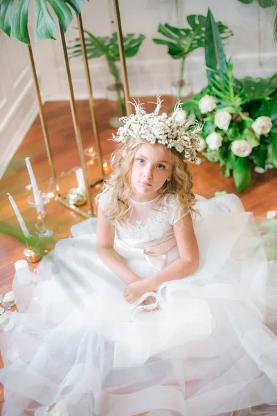 Nettes Kleines Mädchen Mit Blonden Lockigen Haaren Einem Weißen Hochzeitskleid — Stockfoto