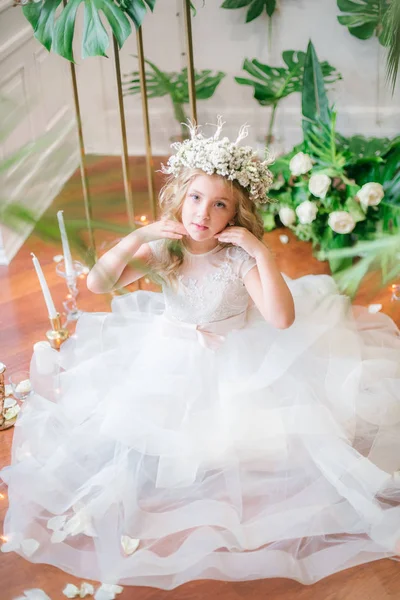 Linda Niña Con Pelo Rubio Rizado Vestido Novia Blanco Una —  Fotos de Stock