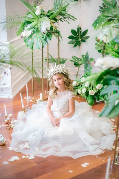 Linda Niña Con Pelo Rubio Rizado Vestido Novia Blanco Una —  Fotos de Stock