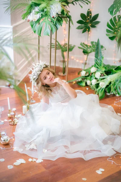 Schattig Klein Meisje Met Blond Krullend Haar Een Witte Bruiloft — Stockfoto