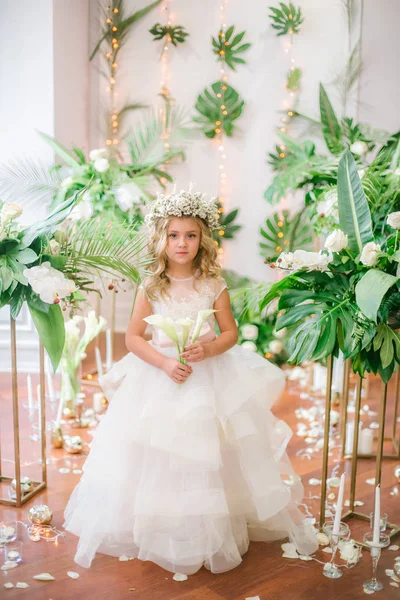 Nettes Kleines Mädchen Mit Blonden Lockigen Haaren Einem Weißen Hochzeitskleid — Stockfoto