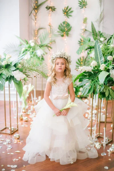 Linda Niña Con Pelo Rubio Rizado Vestido Novia Blanco Una —  Fotos de Stock