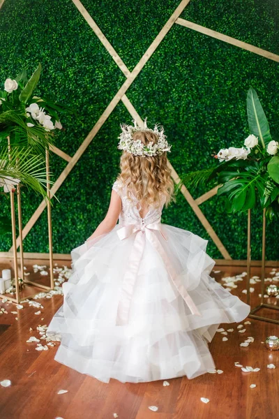 Menina Bonito Com Cabelo Encaracolado Loiro Vestido Noiva Branco Uma — Fotografia de Stock