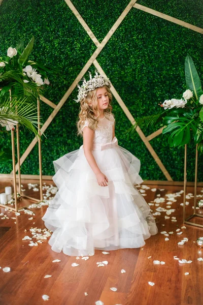 Menina Bonito Com Cabelo Encaracolado Loiro Vestido Noiva Branco Uma — Fotografia de Stock