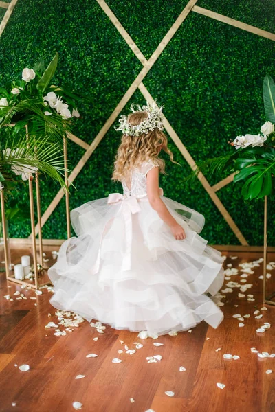 Menina Bonito Com Cabelo Encaracolado Loiro Vestido Noiva Branco Uma — Fotografia de Stock