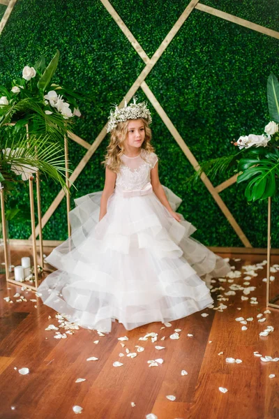 Nettes Kleines Mädchen Mit Blonden Lockigen Haaren Einem Weißen Hochzeitskleid — Stockfoto