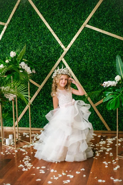 Menina Bonito Com Cabelo Encaracolado Loiro Vestido Noiva Branco Uma — Fotografia de Stock