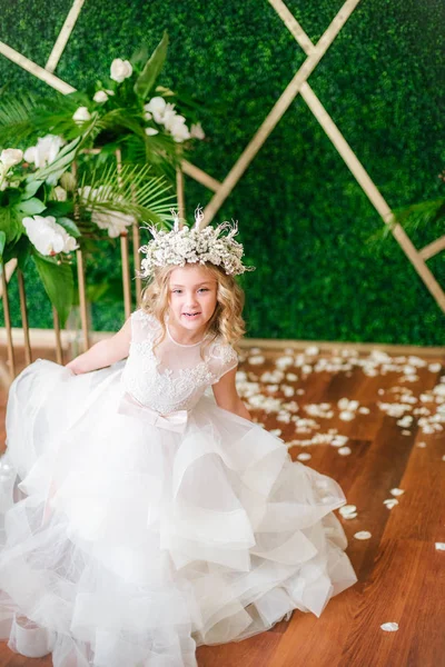白いウェディング ドレスと熱帯の葉 白バラ 蘭の花から作られた花飾りの花の花輪のブロンドの巻き毛を持つかわいい女の子 — ストック写真