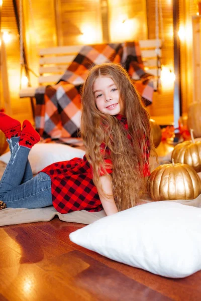 Pequena Menina Bonito Com Cabelos Longos Encaracolados Perto Balanço Abóboras — Fotografia de Stock