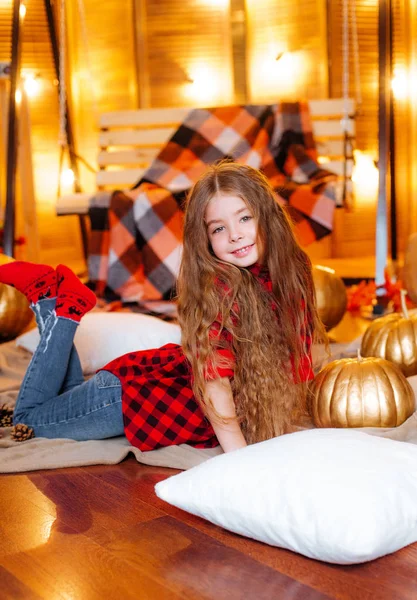 Pequena Menina Bonito Com Cabelos Longos Encaracolados Perto Balanço Abóboras — Fotografia de Stock