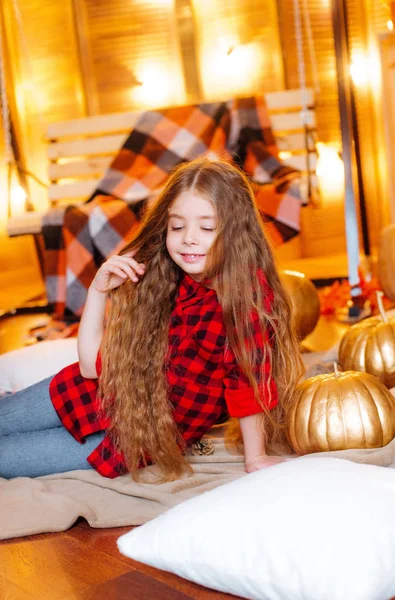 Piccola Ragazza Carina Con Lunghi Capelli Ricci Vicino All Altalena — Foto Stock