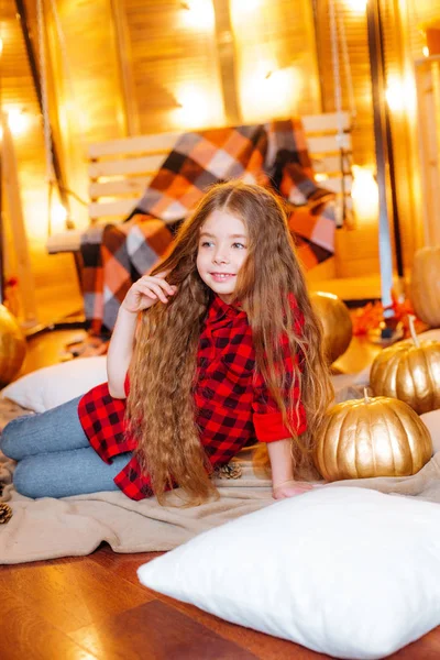 Pequena Menina Bonito Com Cabelos Longos Encaracolados Perto Balanço Abóboras — Fotografia de Stock