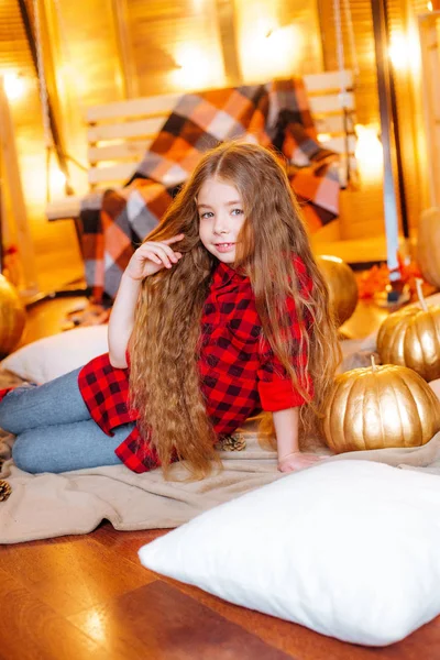 Kleines Süßes Mädchen Mit Langen Lockigen Haaren Der Nähe Der — Stockfoto