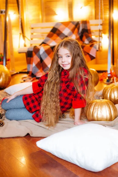 Pequena Menina Bonito Com Cabelos Longos Encaracolados Perto Balanço Abóboras — Fotografia de Stock