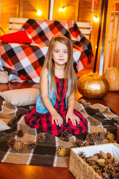 Pequena Menina Bonito Com Cabelos Longos Encaracolados Perto Balanço Abóboras — Fotografia de Stock