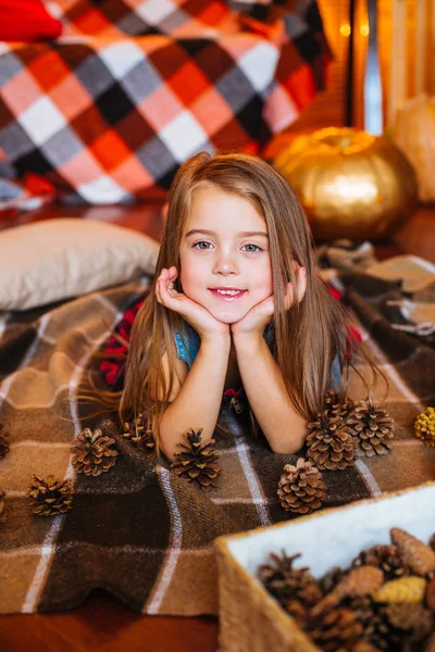 Pequena Menina Bonito Com Cabelos Longos Encaracolados Perto Balanço Abóboras — Fotografia de Stock