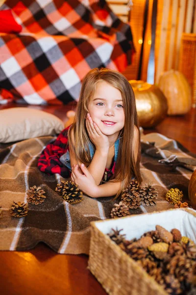 Pequena Menina Bonito Com Cabelos Longos Encaracolados Perto Balanço Abóboras — Fotografia de Stock