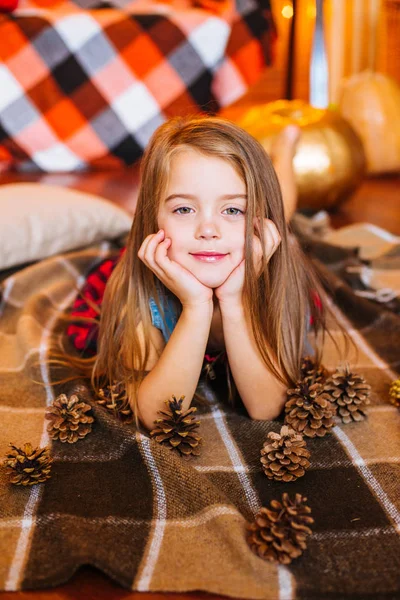 Pequena Menina Bonito Com Cabelos Longos Encaracolados Perto Balanço Abóboras — Fotografia de Stock