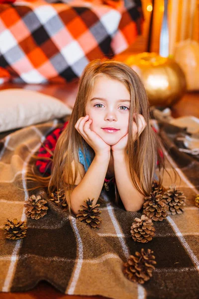 Pequena Menina Bonito Com Cabelos Longos Encaracolados Perto Balanço Abóboras — Fotografia de Stock