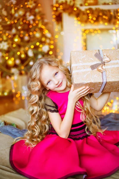 Carino Bambina Con Lunghi Capelli Biondi Ricci Casa Vicino Albero — Foto Stock