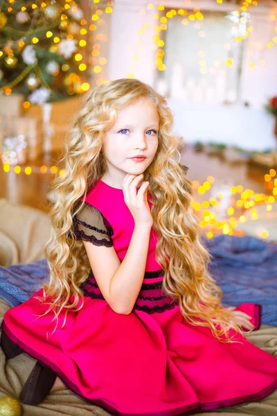 Menina Bonito Com Cabelo Louro Encaracolado Longo Casa Perto Uma — Fotografia de Stock