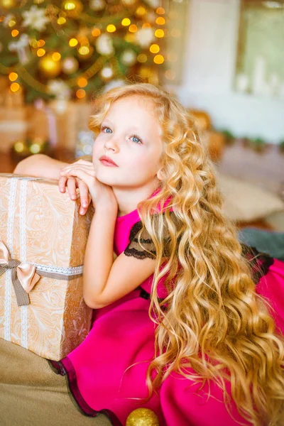 Menina Bonito Com Cabelo Louro Encaracolado Longo Casa Perto Uma — Fotografia de Stock