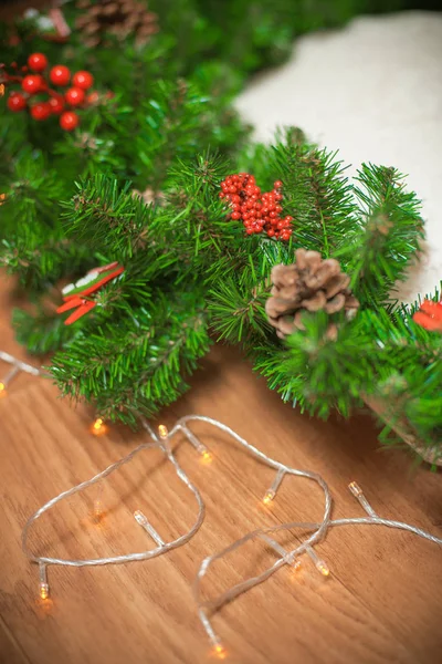 Weihnachtskranz Aus Nadelzweigen Mit Zapfen Und Roten Beeren Und Einem — Stockfoto