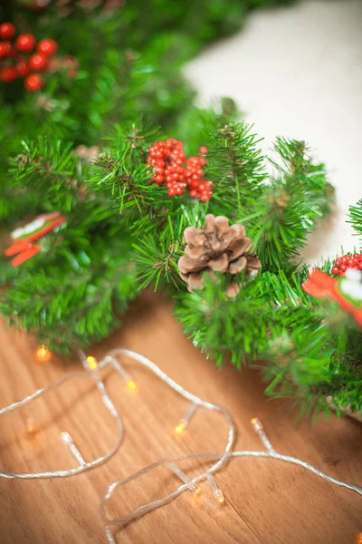 Weihnachtskranz Aus Nadelzweigen Mit Zapfen Und Roten Beeren Und Einem — Stockfoto