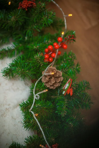 Couronne Noël Branches Conifères Avec Des Cônes Des Baies Rouges — Photo