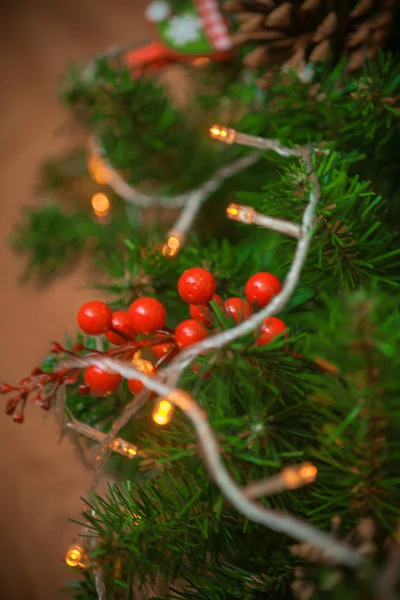 Couronne Noël Branches Conifères Avec Des Cônes Des Baies Rouges — Photo