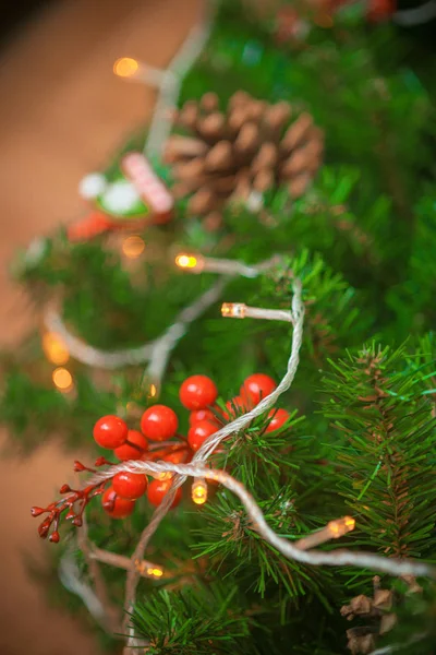 Couronne Noël Branches Conifères Avec Des Cônes Des Baies Rouges — Photo