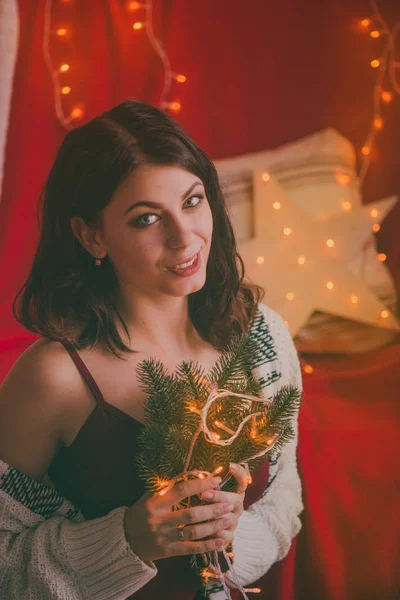 Jonge Mooie Vrouw Gelukkig Thuis Genieten Door Kerstboom — Stockfoto