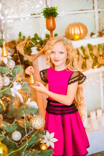 Uzun Kıvırcık Saçlı Sarışın Evde Bir Noel Ağacı Yakınındaki Sevimli — Stok fotoğraf