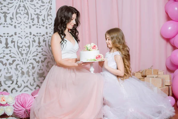 Mamá Hija Celebran Cumpleaños Con Globos Rosados Pastel —  Fotos de Stock