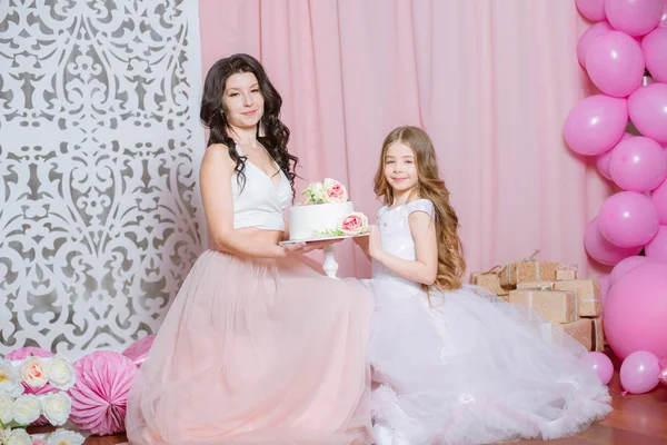 Mamma Figlia Festeggiano Loro Compleanno Con Palloncini Rosa Torta — Foto Stock