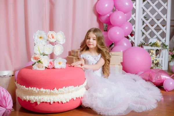ブロンドの長い髪を持つ少女は バラの装飾 風船と幸せな誕生日パーティーを祝う — ストック写真