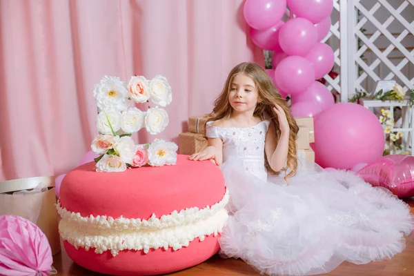 金发碧眼的小女孩庆祝生日快乐党与玫瑰装饰和气球 — 图库照片