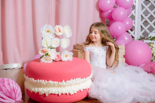Κοριτσάκι Μακριά Ξανθά Μαλλιά Ευτυχισμένο Πάρτι Γενεθλίων Γιορτάζουν Τριαντάφυλλο Διακόσμηση — Φωτογραφία Αρχείου